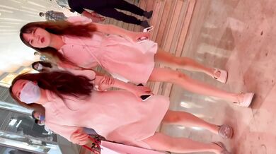 偷拍大师商场尾随偷拍美女裙底风光 KFC-1127 白色短裙靓女和闺蜜逛街，透M内性感扭动