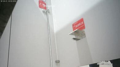 最新流出国内厕拍大神潜入商场隔板女厕侧拍顾客尿尿眼镜美女吃坏肚子了拉裤子上了居然敢继续穿~1