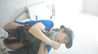 快餐店女厕全景偷拍几位美女食客和美女服务员 (3)