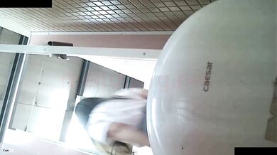 邱X庭TWTP 双镜头偷拍几个漂亮高中小姐姐各种姿势嘘嘘