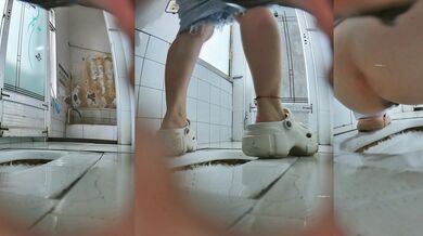 大神潜入某电信内部员工女厕偷拍几个妹子尿尿这厕所外墙挺吓人的